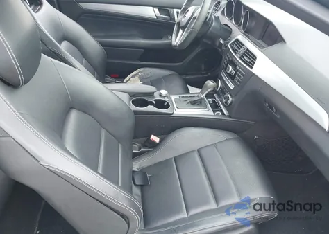 2013 Mercedes-Benz C 250 250 z USA, uszkodzony, nr VIN WDDGJ4HB2DF998198